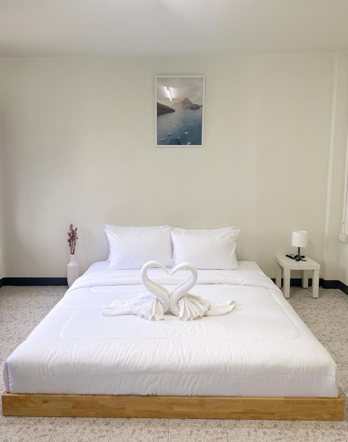 Montana Hotel & Hostel Phuket Karon Exterior foto